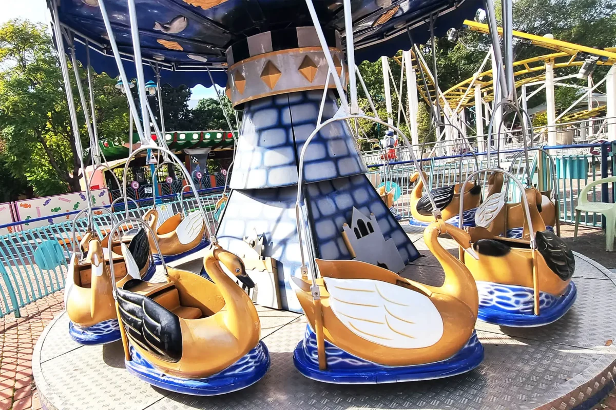 קרוסלת ברבורים